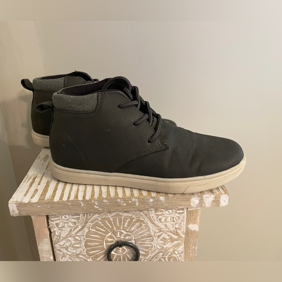 Boys Perry Ellis Shoes - Size 2 - Picture 1 of 5